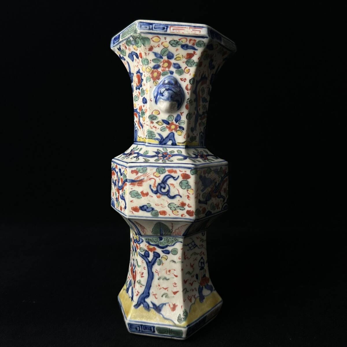 コレクター買取品 中国美術 大明萬暦年製 尊式花瓶 五彩 龍図 双耳付 色絵 人物紋 木箱付 在銘 落款 飾壺 唐物 中国古玩 飾物 置物 時代物_画像3