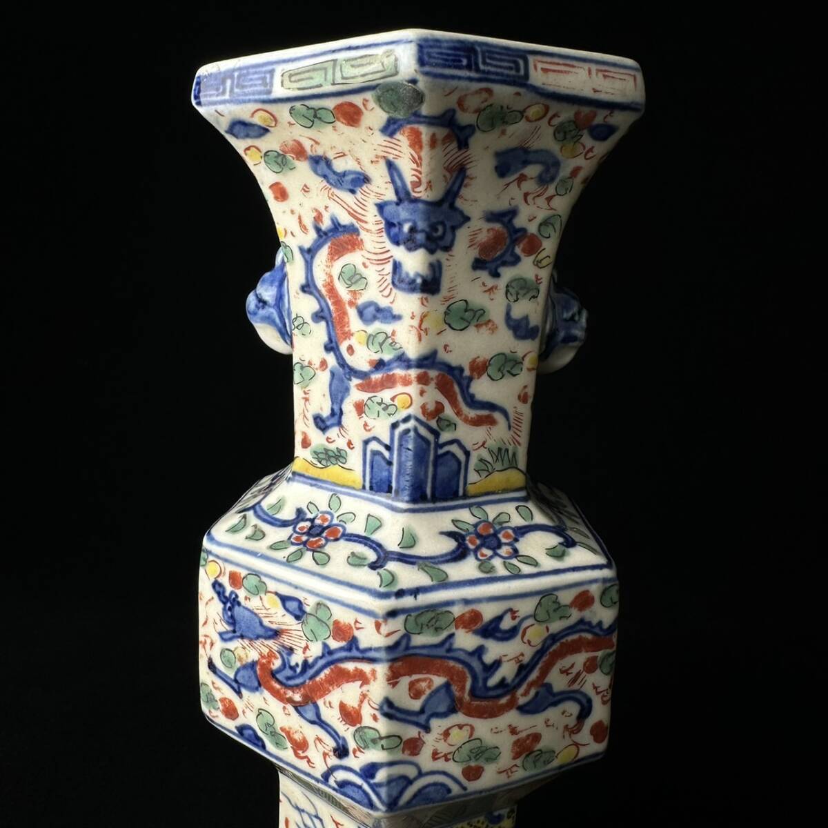 コレクター買取品 中国美術 大明萬暦年製 尊式花瓶 五彩 龍図 双耳付 色絵 人物紋 木箱付 在銘 落款 飾壺 唐物 中国古玩 飾物 置物 時代物_画像5