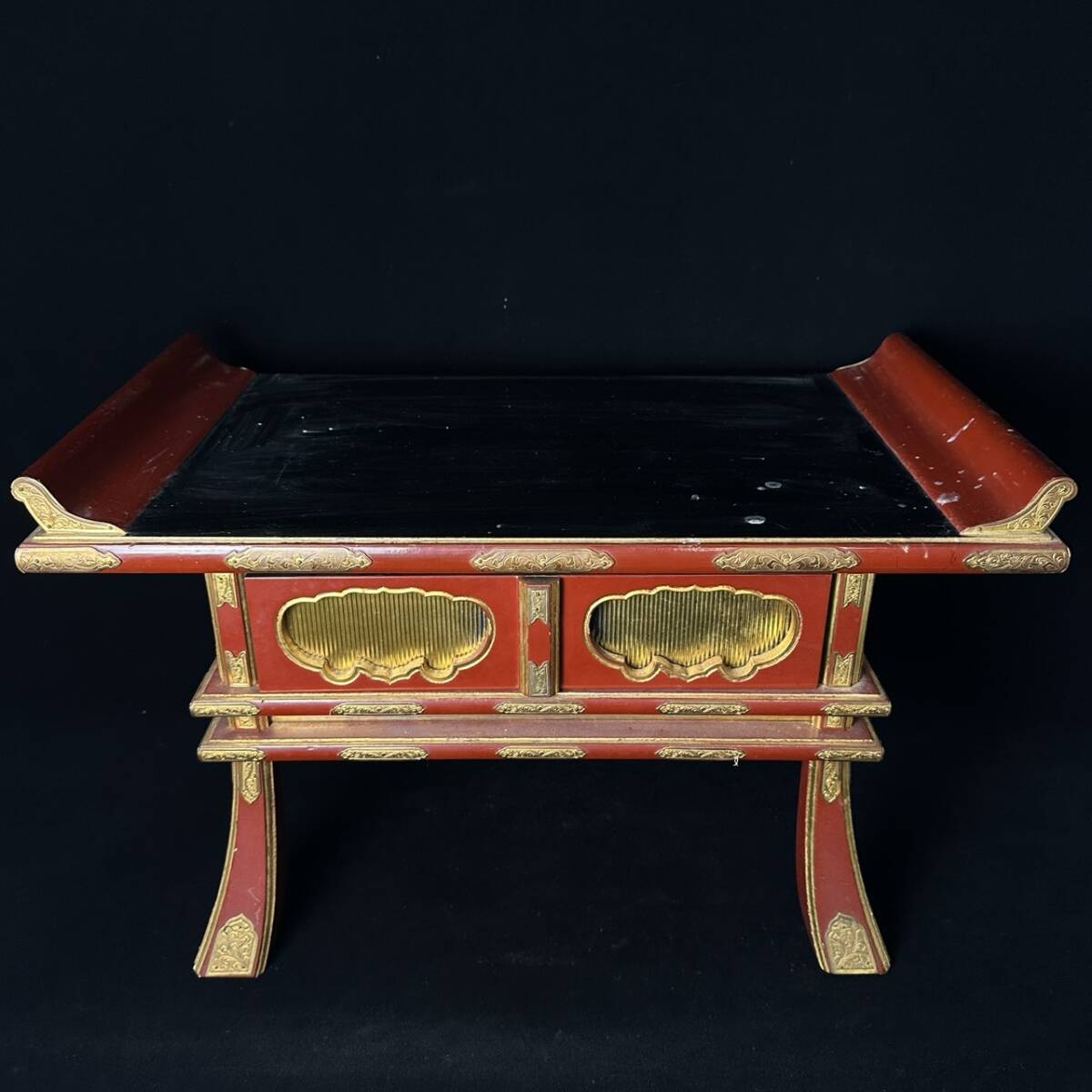 コレクター買取品 仏教美術 寺院仏具 経机 前机 経卓 仏壇 金彩 朱塗 木製 面金 飾物 置物 時代物_画像1