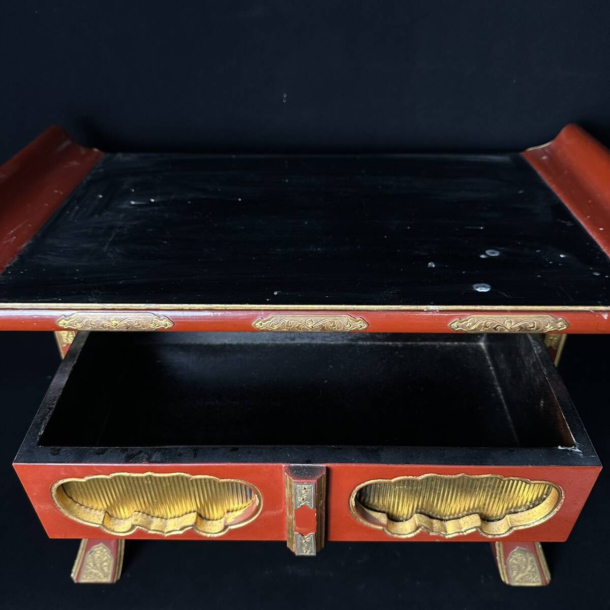 コレクター買取品 仏教美術 寺院仏具 経机 前机 経卓 仏壇 金彩 朱塗 木製 面金 飾物 置物 時代物_画像3