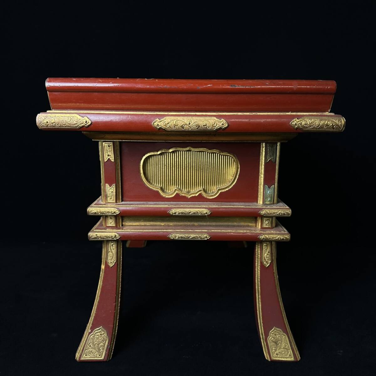 コレクター買取品 仏教美術 寺院仏具 経机 前机 経卓 仏壇 金彩 朱塗 木製 面金 飾物 置物 時代物_画像5