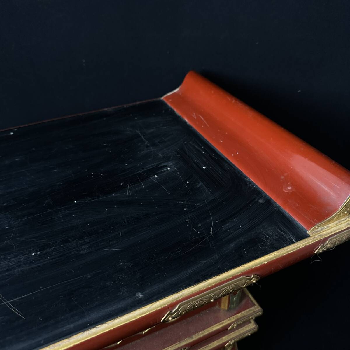 コレクター買取品 仏教美術 寺院仏具 経机 前机 経卓 仏壇 金彩 朱塗 木製 面金 飾物 置物 時代物_画像9