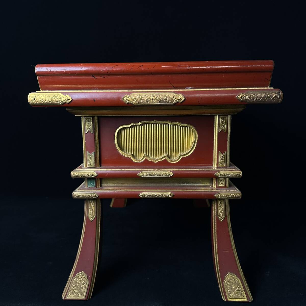 コレクター買取品 仏教美術 寺院仏具 経机 前机 経卓 仏壇 金彩 朱塗 木製 面金 飾物 置物 時代物_画像7