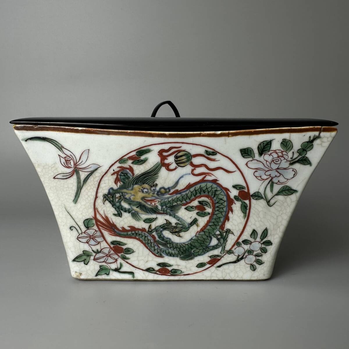 コレクター買取品 中国美術 大明嘉靖年製 万暦赤絵 初代須田青華 四代須田青華識 龍文桝形水指 在銘 落款 木箱付 蓋物 飾物 置物 時代物_画像4