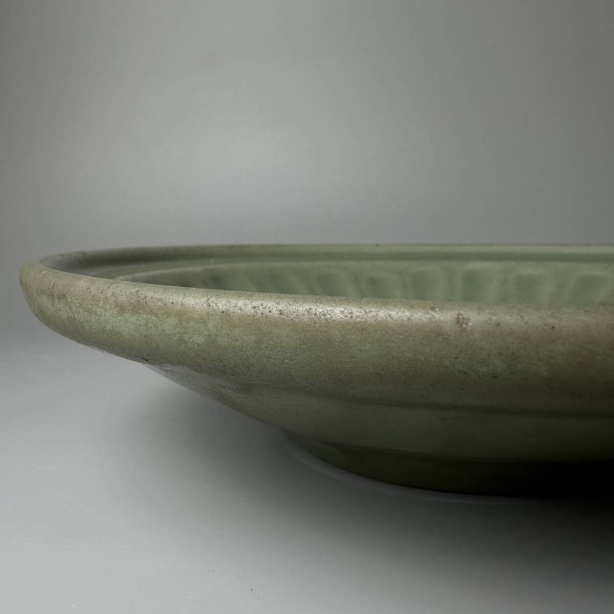 コレクター買取品 中国美術 宋時代 龍泉窯 青磁 皿 24㎝ 盤 唐物 飾皿 菓子皿 中国古玩 飾物 置物 時代物_画像2