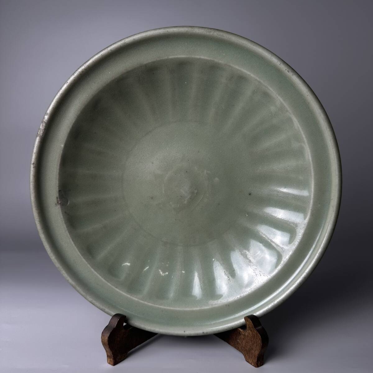 コレクター買取品 中国美術 宋時代 龍泉窯 青磁 皿 24㎝ 盤 唐物 飾皿 菓子皿 中国古玩 飾物 置物 時代物_画像1