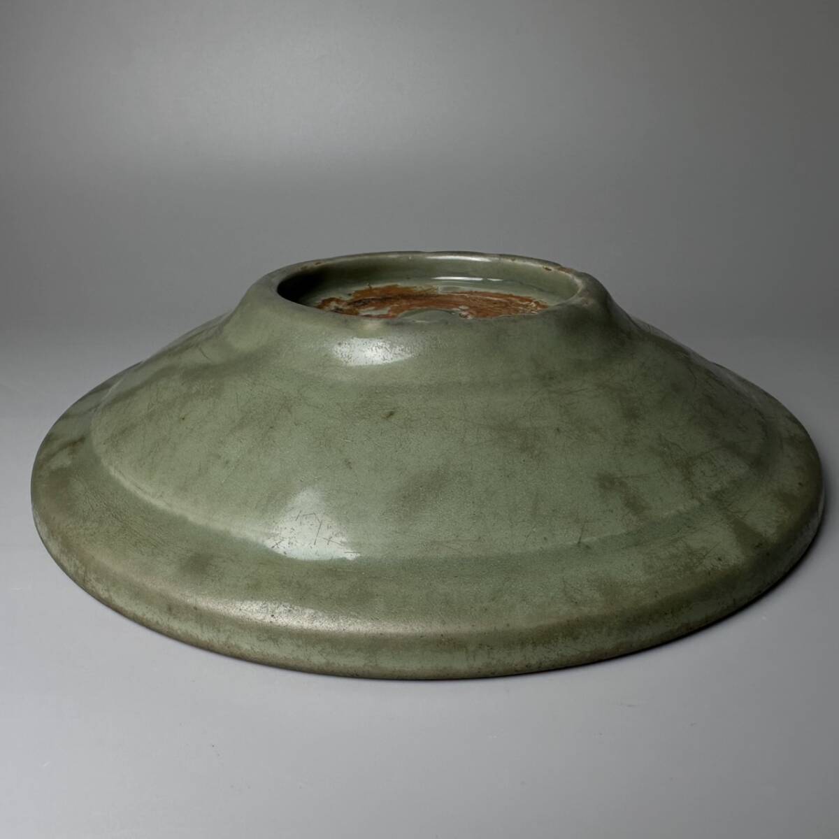 コレクター買取品 中国美術 宋時代 龍泉窯 青磁 皿 24㎝ 盤 唐物 飾皿 菓子皿 中国古玩 飾物 置物 時代物_画像9