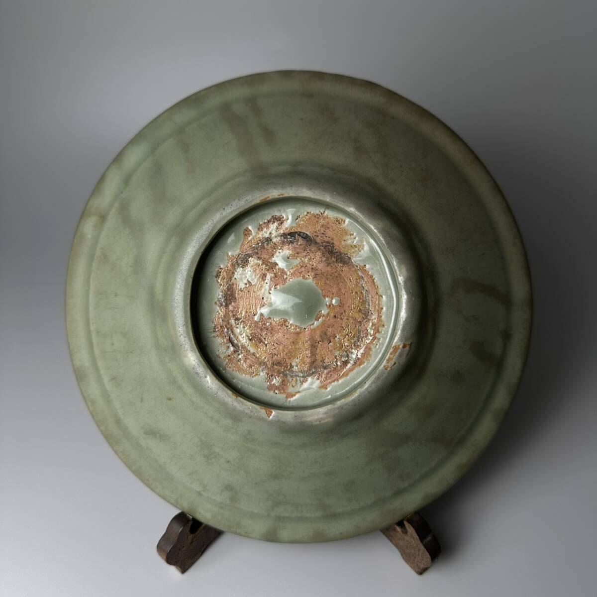 コレクター買取品 中国美術 宋時代 龍泉窯 青磁 皿 24㎝ 盤 唐物 飾皿 菓子皿 中国古玩 飾物 置物 時代物_画像7