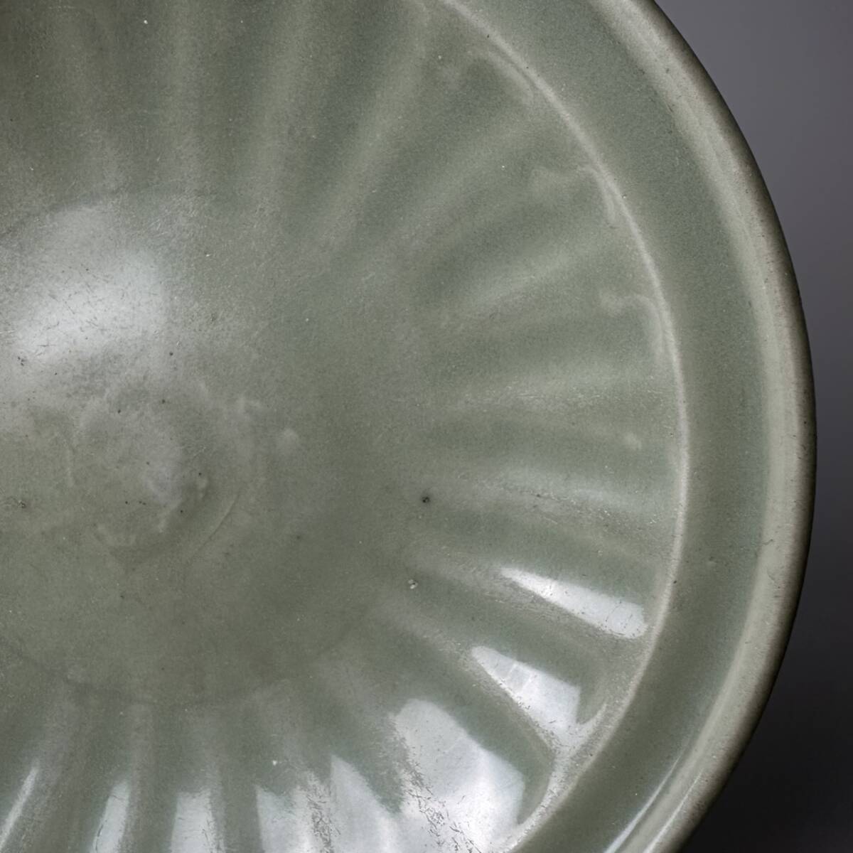 コレクター買取品 中国美術 宋時代 龍泉窯 青磁 皿 24㎝ 盤 唐物 飾皿 菓子皿 中国古玩 飾物 置物 時代物_画像5