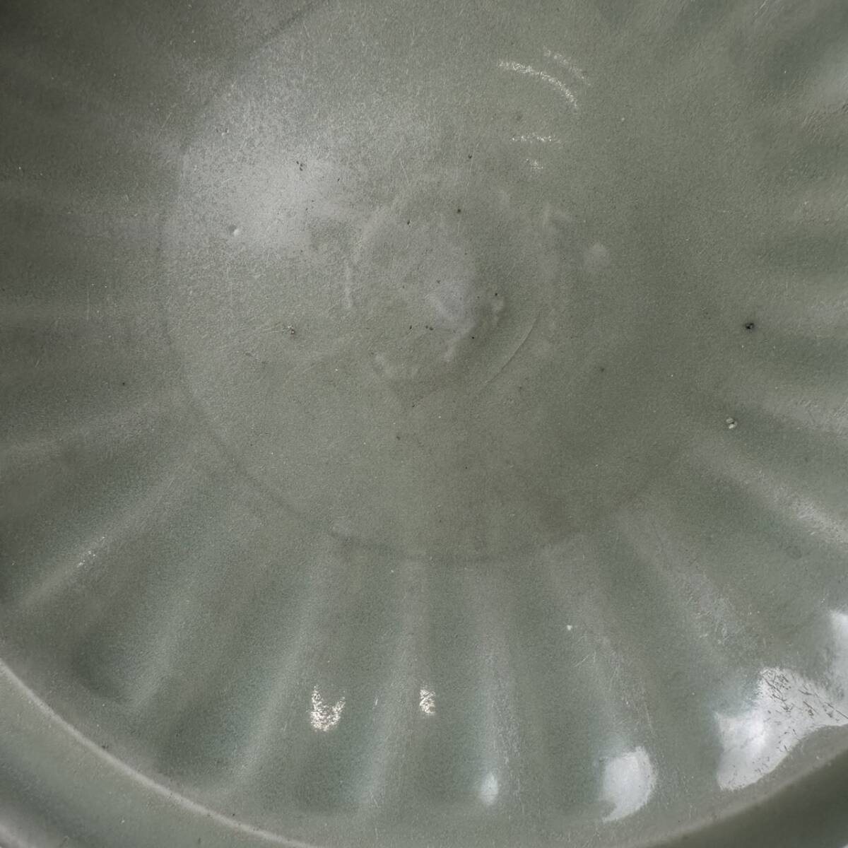 コレクター買取品 中国美術 宋時代 龍泉窯 青磁 皿 24㎝ 盤 唐物 飾皿 菓子皿 中国古玩 飾物 置物 時代物_画像6