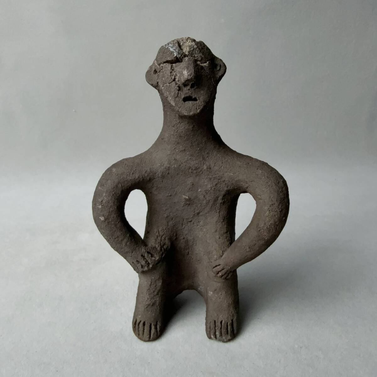 長崎県旧家藏台湾原住民 タオ族土偶 土製人形一対　木箱付　（素焼人形）_画像2