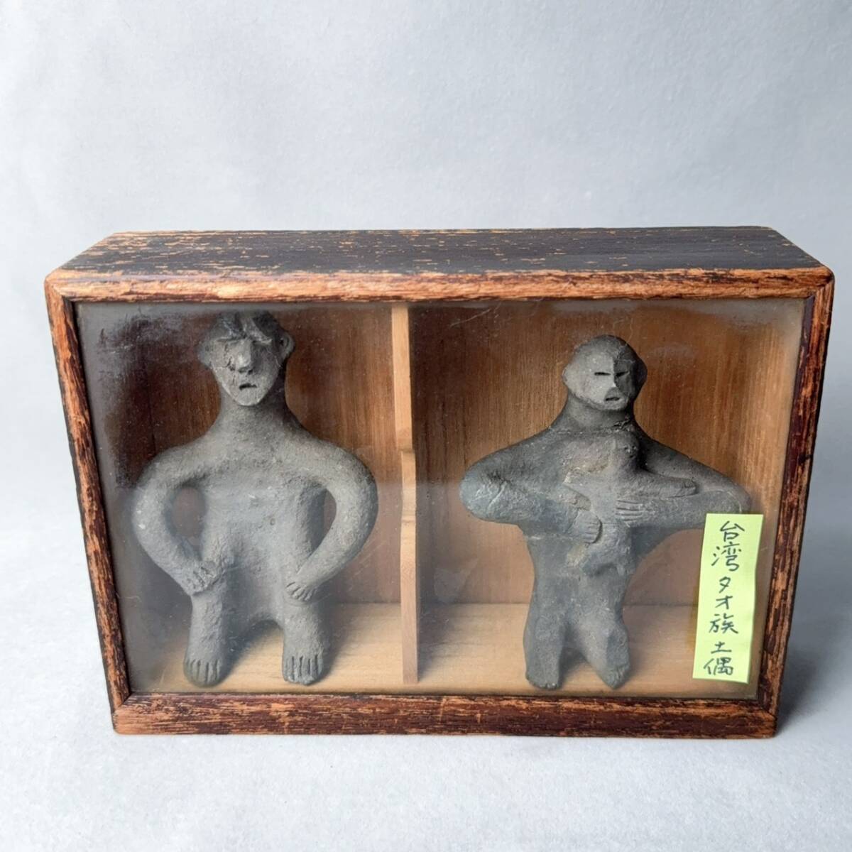 長崎県旧家藏台湾原住民 タオ族土偶 土製人形一対　木箱付　（素焼人形）_画像8