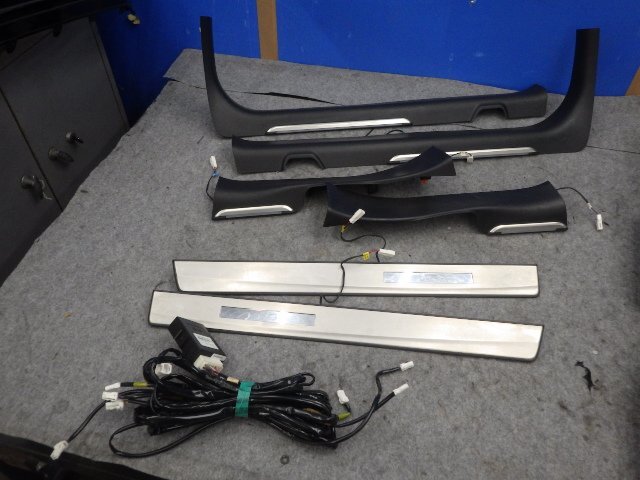 【C】 フーガ HYBRID 日産純正OP オプション イルミ イルミネーション スカッフプレート HY51 LED B64D0-CU000-17_画像1