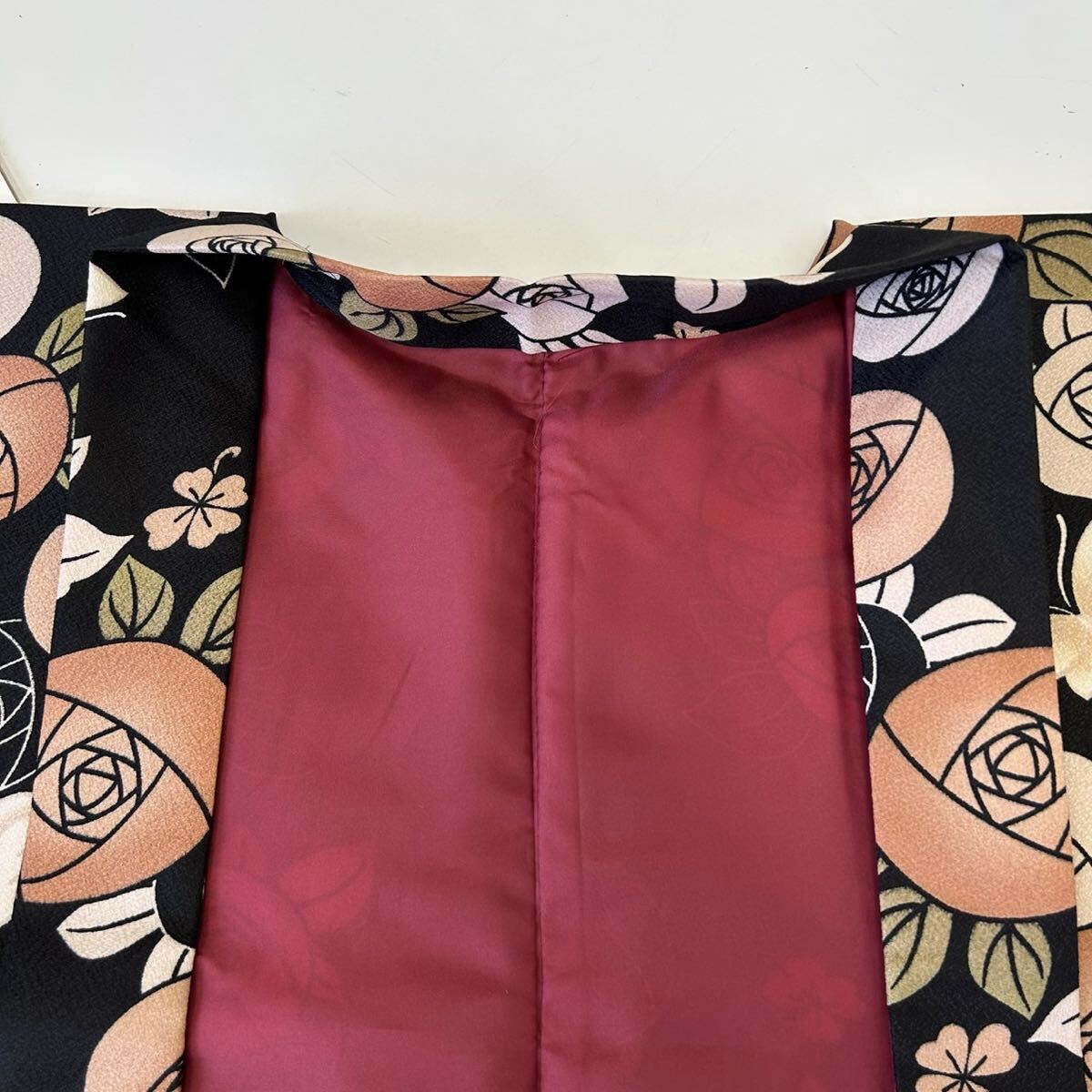 長羽織 化繊 裄69 黒地に美しい花のデザイン 着物 F-1149の画像4