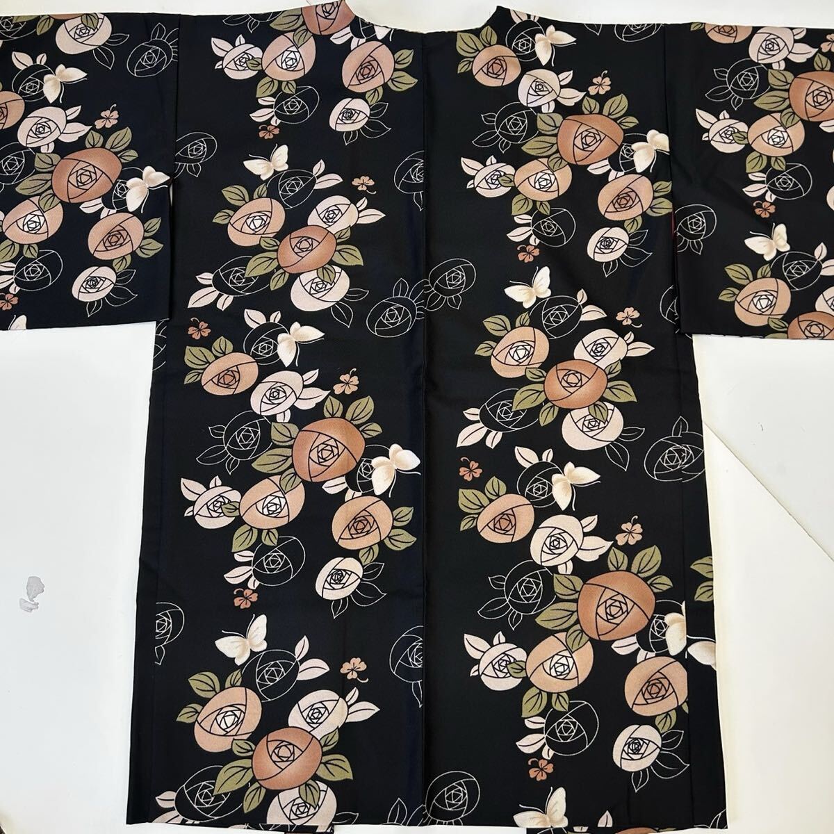 長羽織 化繊 裄69 黒地に美しい花のデザイン 着物 F-1149の画像8