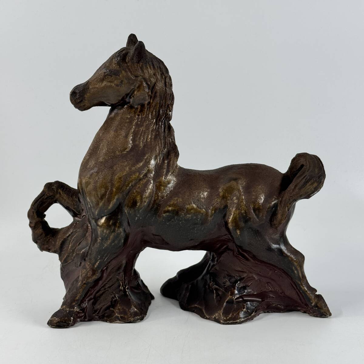 【20147Q】備前焼 岡本徹正造 てつ銘 銘印在 干支置物 午 馬 幅28.5㎝×奥行9㎝×高さ26㎝ 干支飾り 玄関飾り 縁起物 経年保管品 現状品_画像2