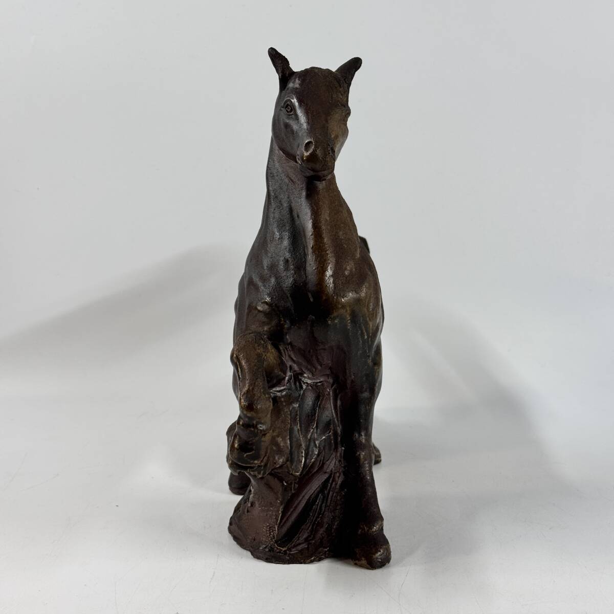 【20147Q】備前焼 岡本徹正造 てつ銘 銘印在 干支置物 午 馬 幅28.5㎝×奥行9㎝×高さ26㎝ 干支飾り 玄関飾り 縁起物 経年保管品 現状品_画像5