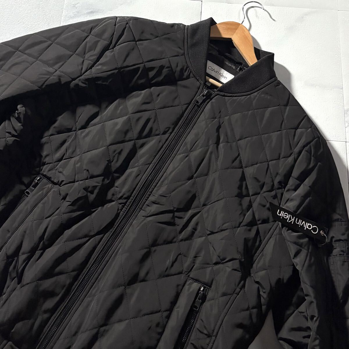 未使用級/XLサイズ位●カルバンクライン フライトジャケット ボンバー MA-1 Calvin Klein 中綿 キルティング ロゴチャーム ロゴ金具 洗濯◎_画像2
