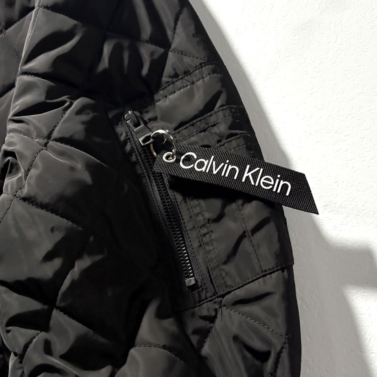 未使用級/XLサイズ位●カルバンクライン フライトジャケット ボンバー MA-1 Calvin Klein 中綿 キルティング ロゴチャーム ロゴ金具 洗濯◎_画像3