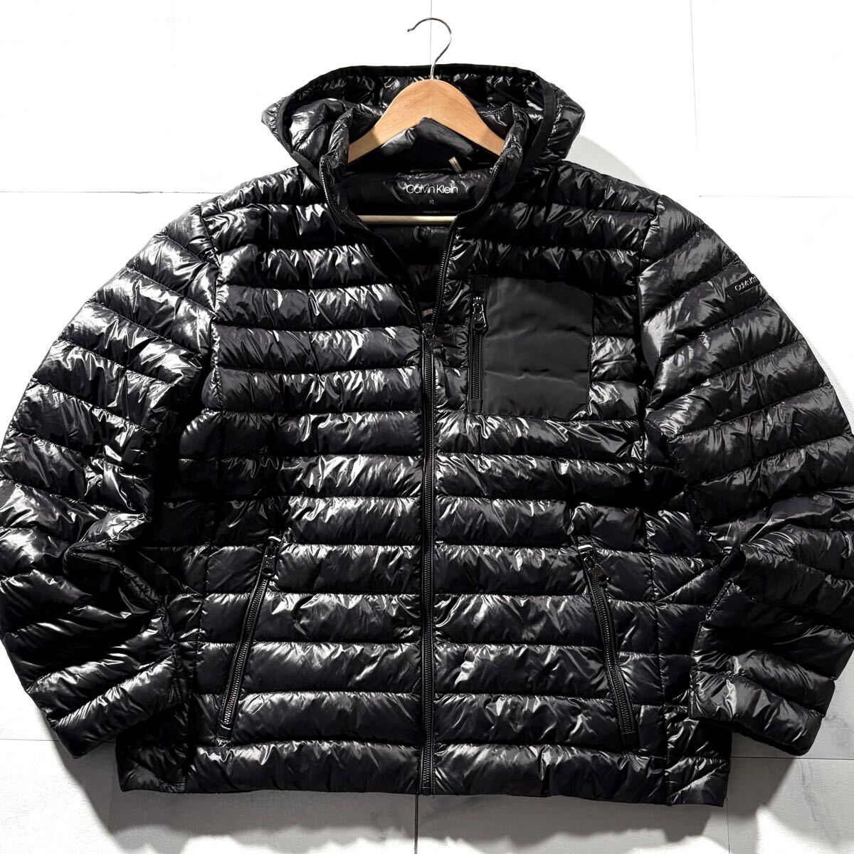 未使用級/XLサイズ●Calvin Klein カルバンクライン プレミアム ダウンジャケット アウター 光沢感 軽量 パッカブル ロゴワッペン 裏地ロゴ_画像2
