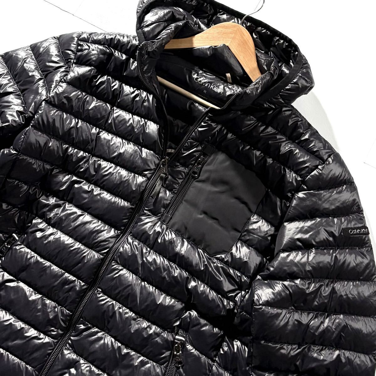 未使用級/XLサイズ●Calvin Klein カルバンクライン プレミアム ダウンジャケット アウター 光沢感 軽量 パッカブル ロゴワッペン 裏地ロゴ_画像3