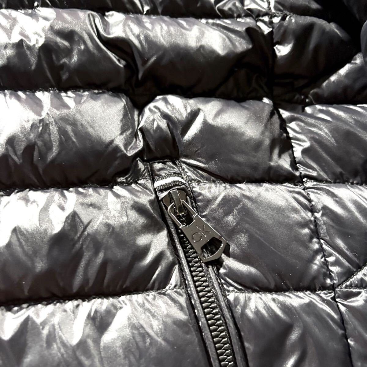 未使用級/XLサイズ●Calvin Klein カルバンクライン プレミアム ダウンジャケット アウター 光沢感 軽量 パッカブル ロゴワッペン 裏地ロゴ_画像6