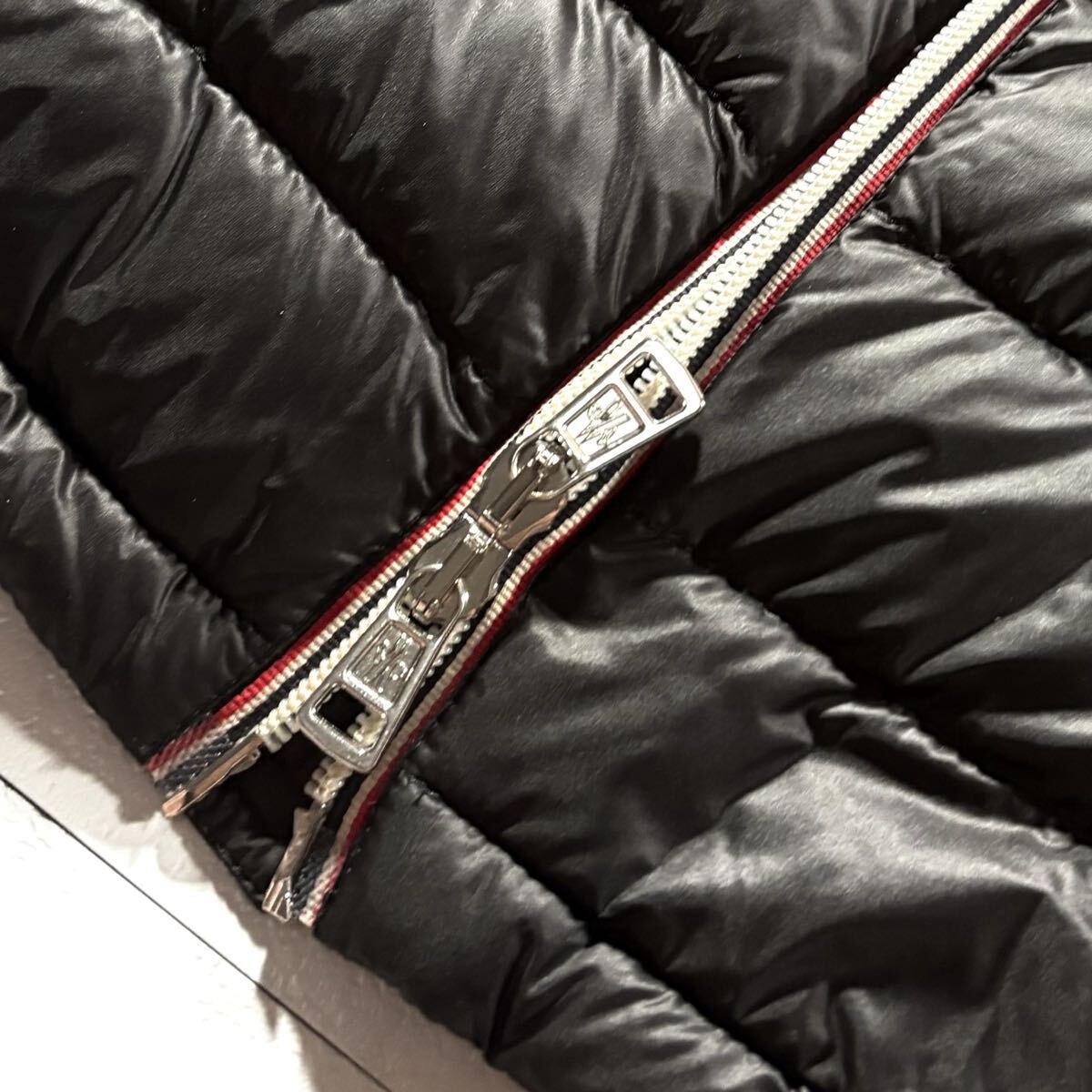 未使用級/Lサイズ●24年製 MONCLER モンクレール ダウンジャケット ダニエル DANIEL ライトアウター ダブルジップ 肩ロゴワッペン 黒 3_画像6