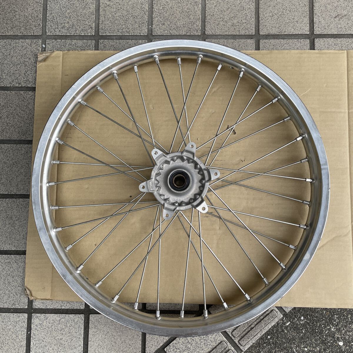 ヤマハwr250f フロントホイール中古品yz125x/250x 21×1.60_画像1