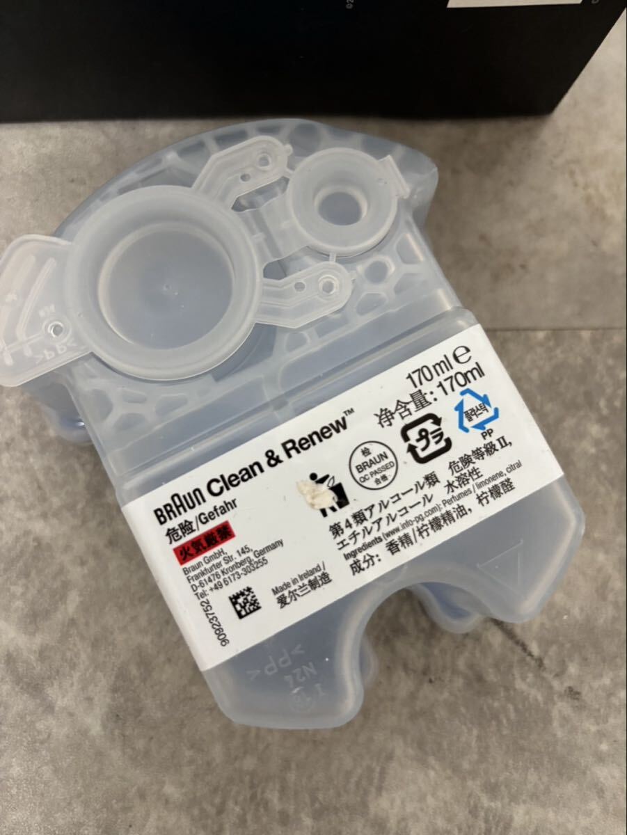 電気シェーバーなしBROWN/ブラウン Prosonic シリーズ7 洗浄カートリッジ5つ/スマートシェーバー 替刃/洗浄機　通電確認済　80サイズ_画像4