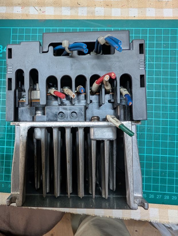  Mitsubishi инвертер E700 FR-E720-2.2K