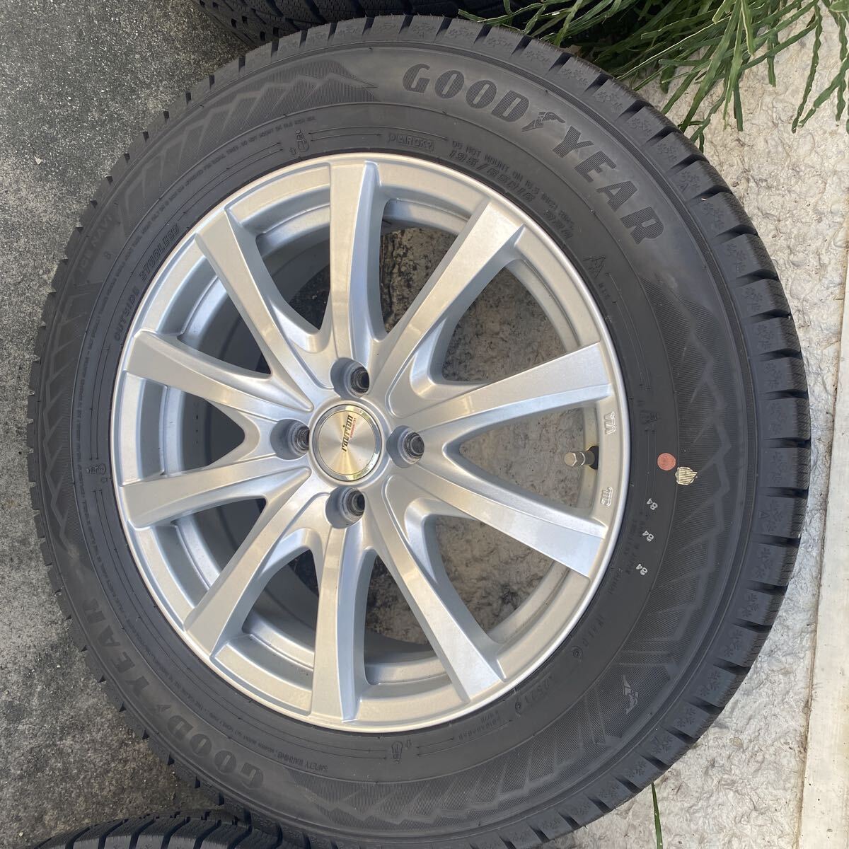 スタッドレス PCD100 バリ山195/ 65R1６　ICE NAVI 6_画像2