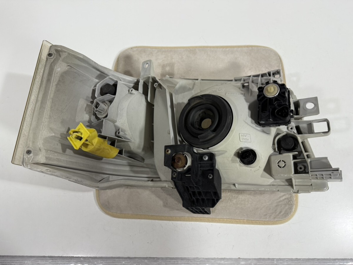 トヨタ純正 200系 1型 2型 ハイエース 前期 ハロゲン ヘッドライト 左側 KOITO 26-117 刻印68 棚番L-1634_画像4