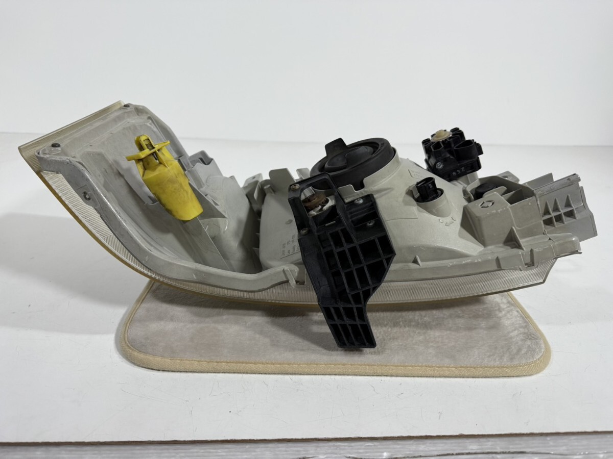 トヨタ純正 200系 1型 2型 ハイエース 前期 ハロゲン ヘッドライト 左側 KOITO 26-117 刻印68 棚番L-1634_画像5