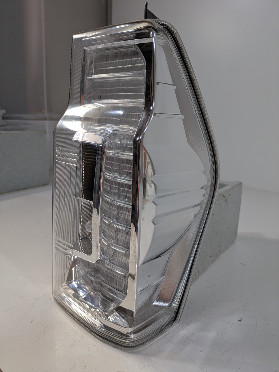 ダイハツ 純正 LA600S LA610S タントカスタム テールライト 右側 TOKAIDENSO 20516R/81550-B2582 棚番TH-608_画像2