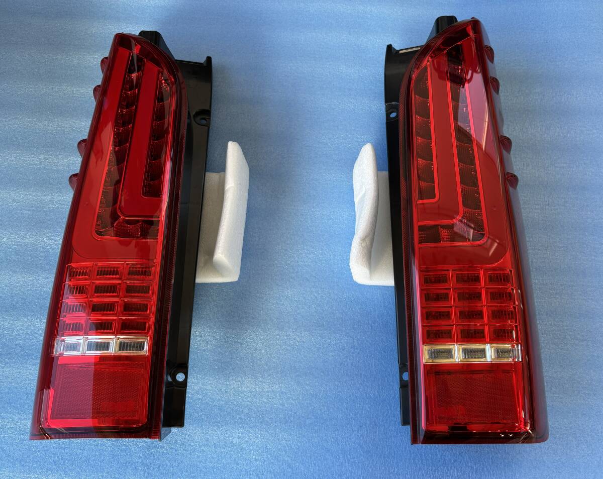 200系ハイエースバン　テールランプ左右　TOM’S　【USED】_画像2