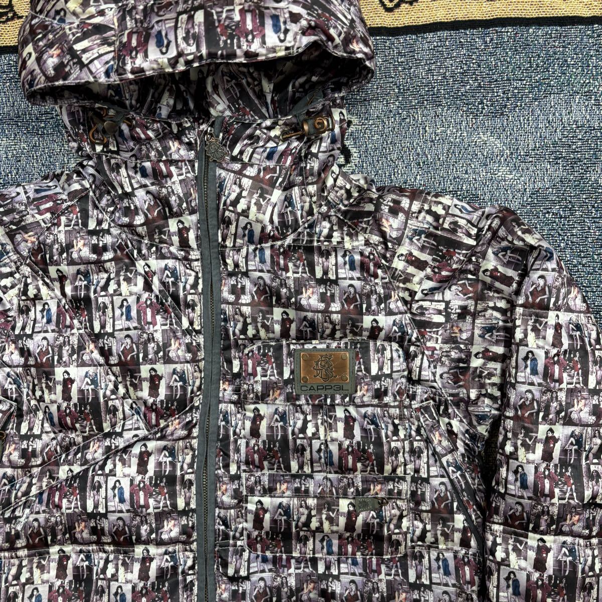 y2k CAPP3L Girls Photo ダウンジャケット テック アメリカ スノーボード ブランド 総柄 グラフィック セクシーガール ストリート _画像3