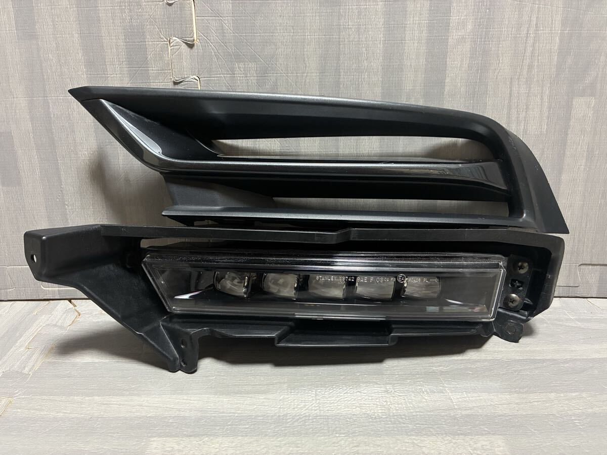 破損無し RV3 RV4 RV5 RV6 ヴェゼル 純正 左フォグランプ スタンレー W3742_画像1