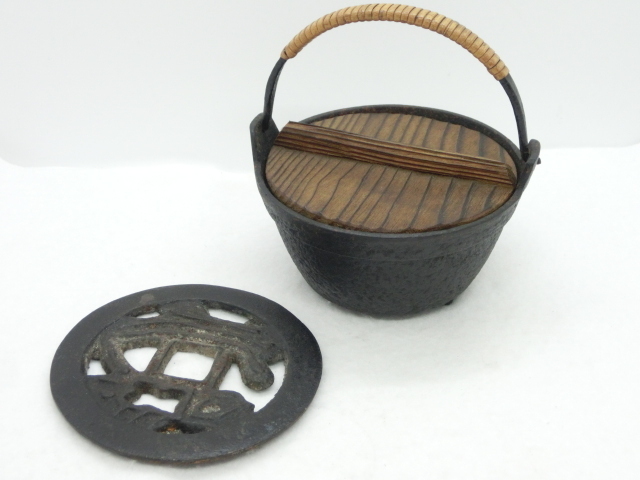 ★南部 鉄器 菊泉堂 つる 付 田舎鍋 灰皿 鉄瓶 保管品 【dgs2162】_画像1