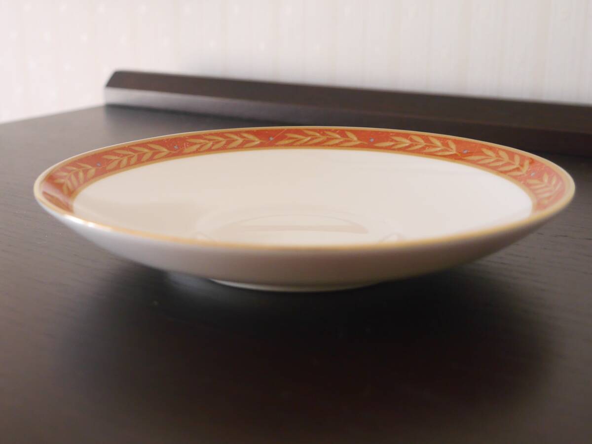 ◆中古◆WEDGWOOD ウェッジウッド オーガスタス ソーサーのみ 1枚のみ 金彩 AUGASTUS BONE CHINA イギリス製◆訳あり◆n24 *05_画像2