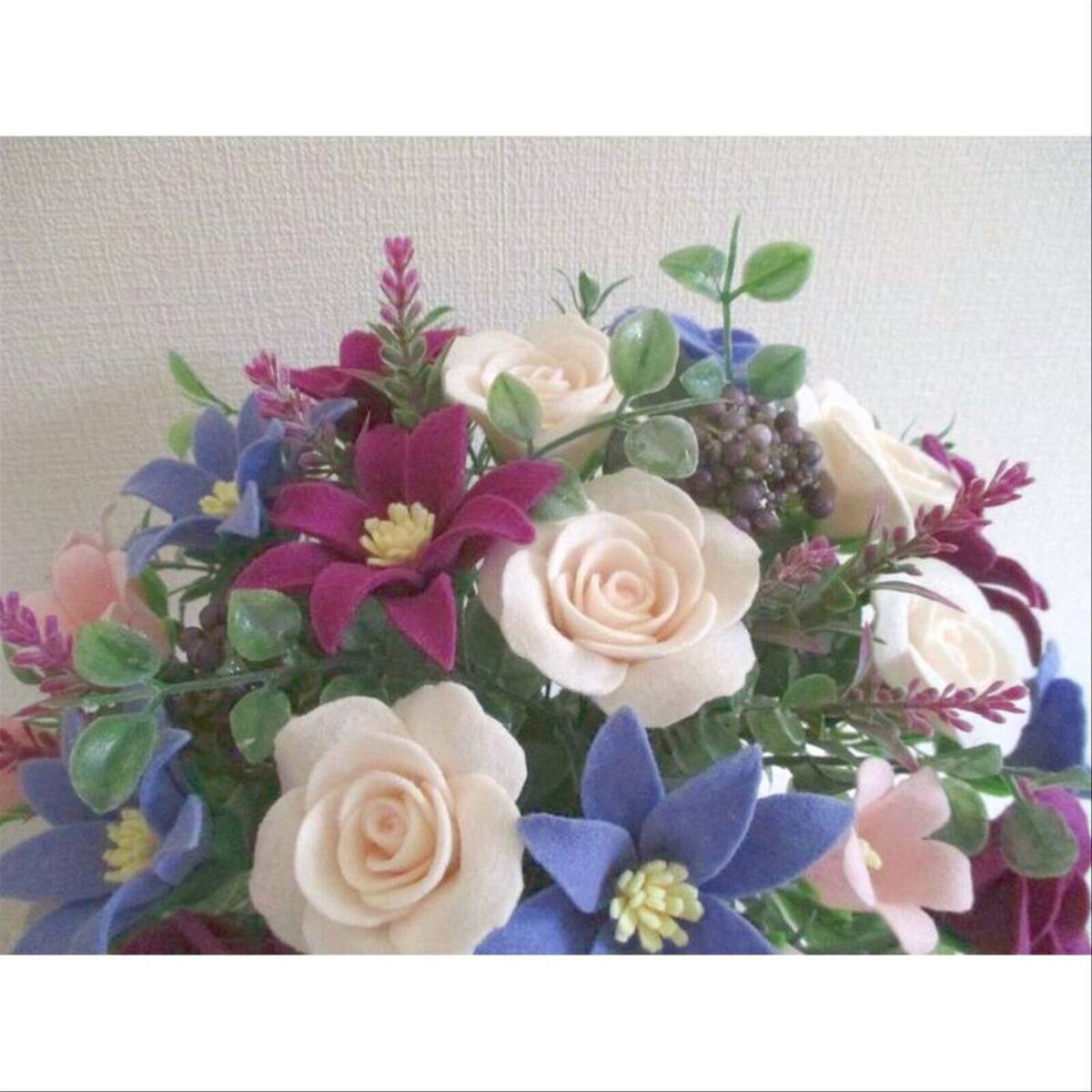 薔薇とクレマチス＊フェルトフラワー アレンジメント＊テーブルフラワー 紫 花 記念日ギフト 還暦祝い お見舞い アートフラワー_画像3