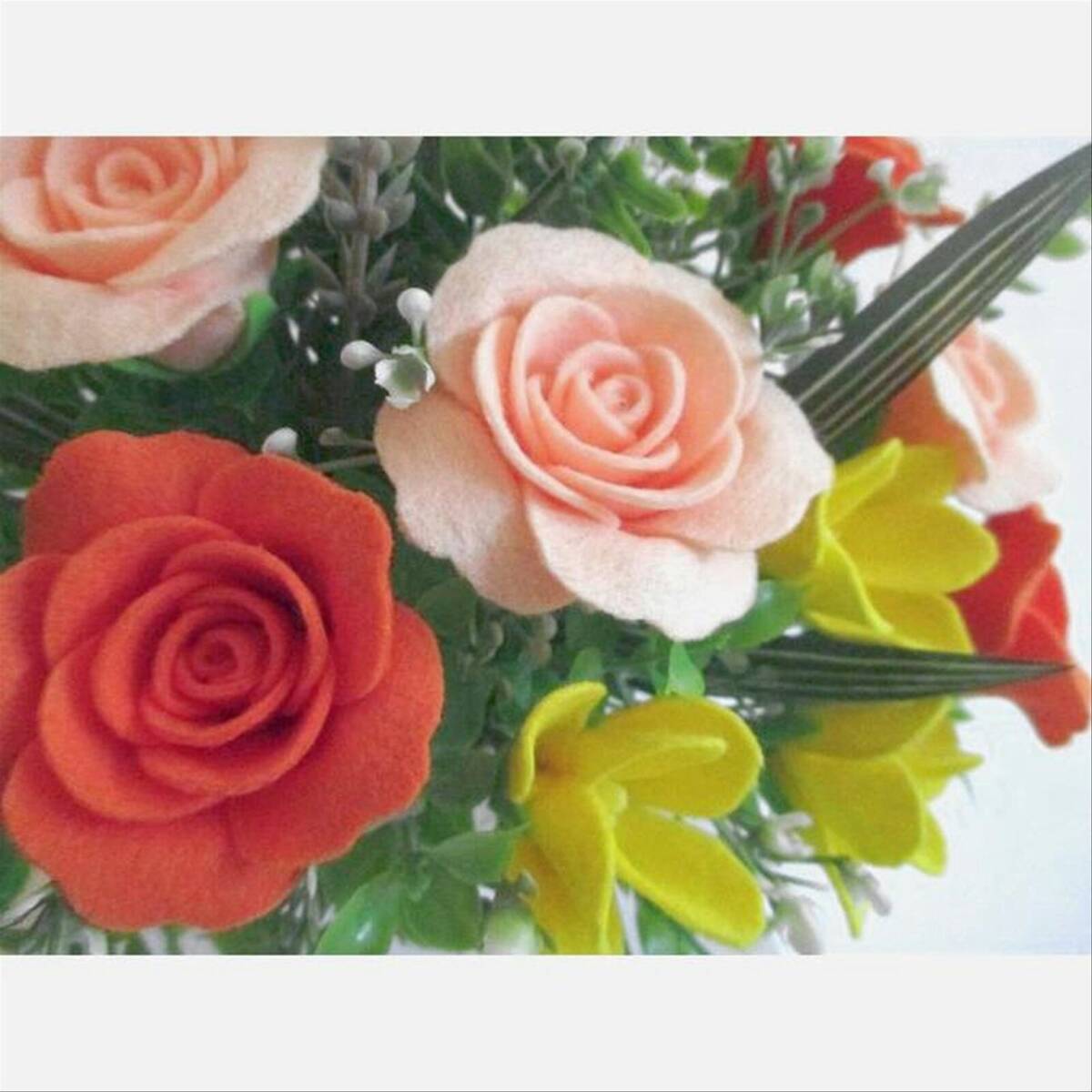 薔薇とフリージア＊フェルトフラワー アレンジメント＊花ギフト アートフラワー テーブルフラワー ハンドメイド 退職祝い 新築祝い_画像5