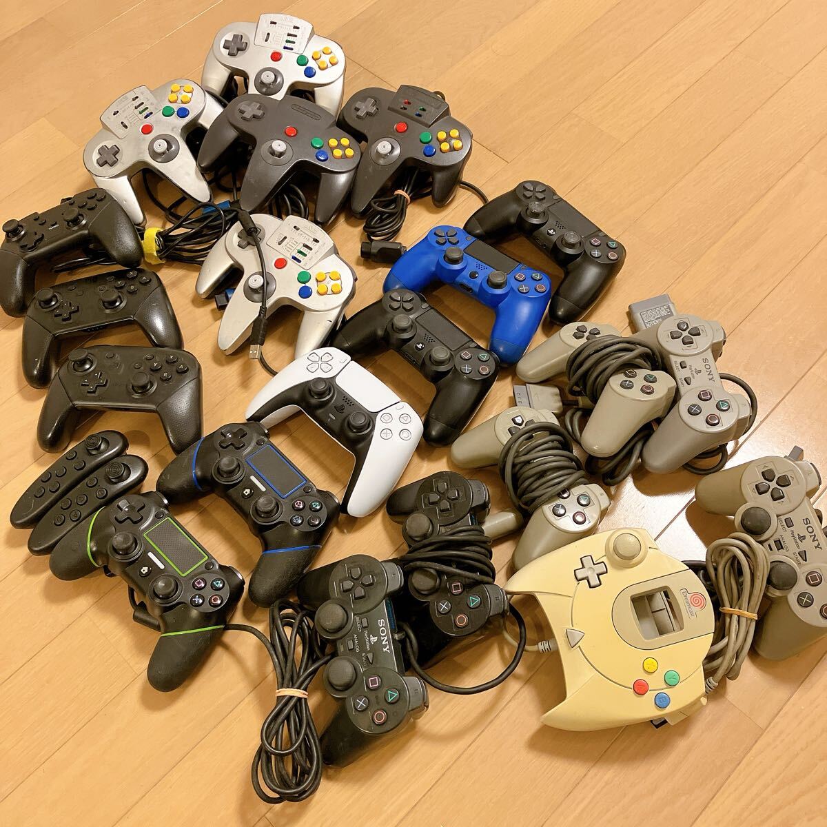 【ジャンク】コントローラー いろいろ 大量まとめ売り デュアルセンス PS4コントローラー プロコン ニンテンドー64 連射コン_画像1