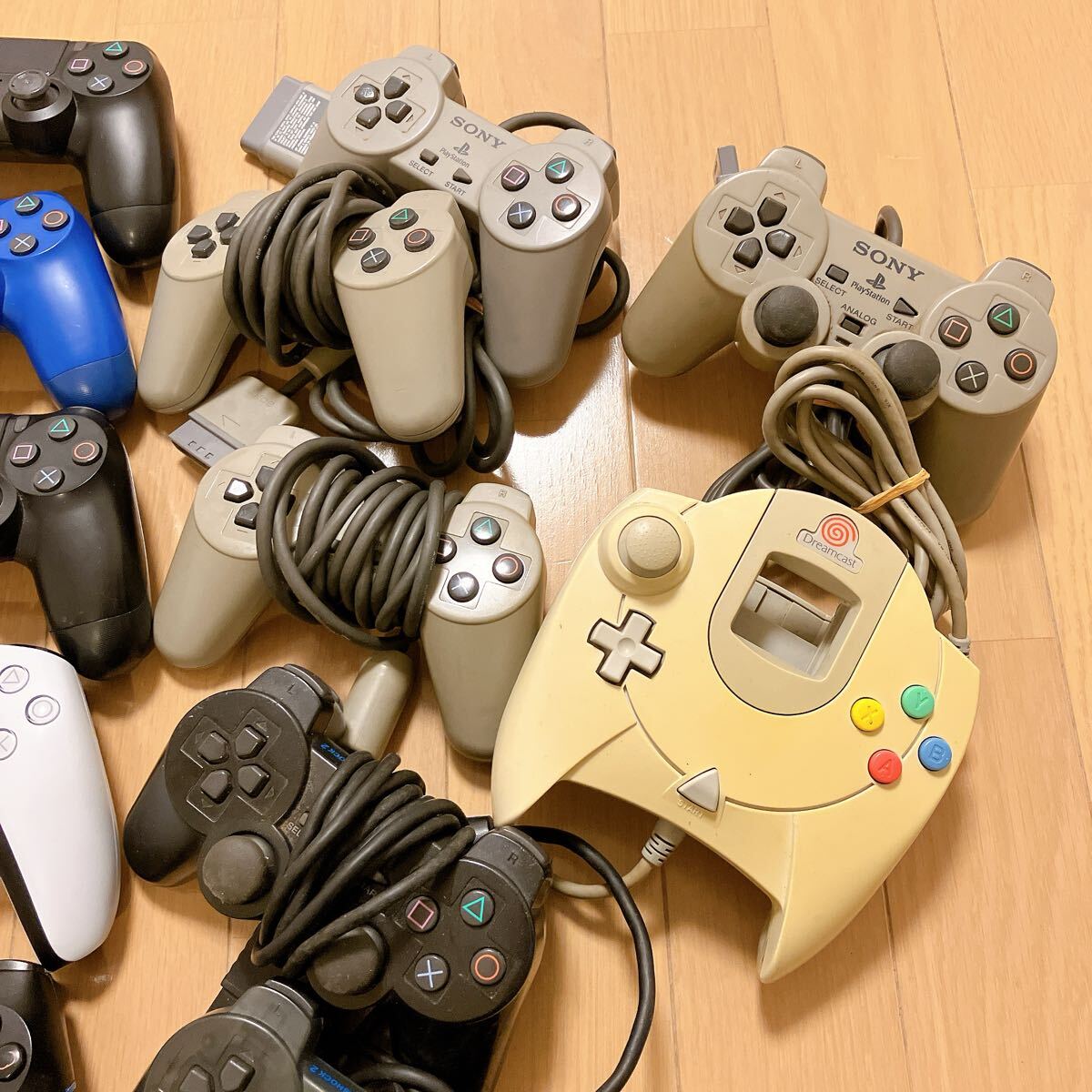 【ジャンク】コントローラー いろいろ 大量まとめ売り デュアルセンス PS4コントローラー プロコン ニンテンドー64 連射コン_画像2