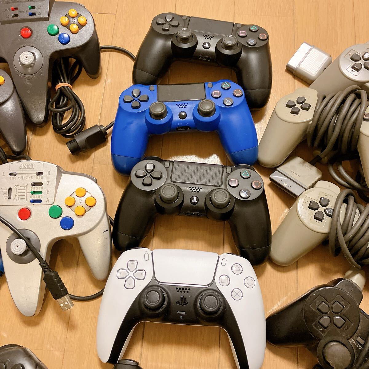 【ジャンク】コントローラー いろいろ 大量まとめ売り デュアルセンス PS4コントローラー プロコン ニンテンドー64 連射コン_画像3