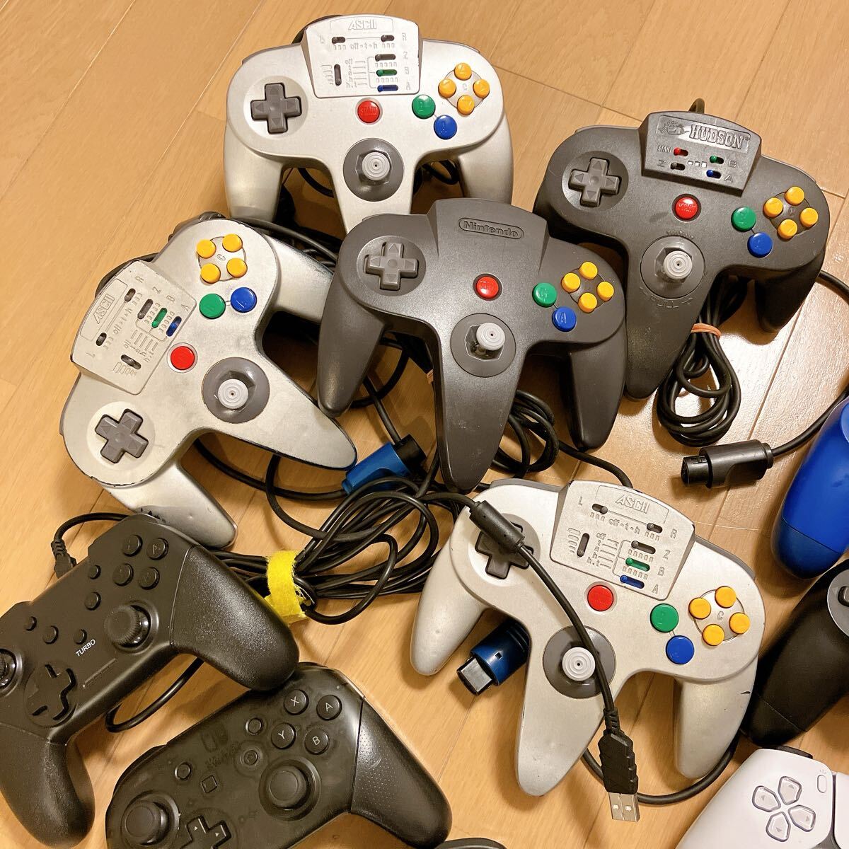 【ジャンク】コントローラー いろいろ 大量まとめ売り デュアルセンス PS4コントローラー プロコン ニンテンドー64 連射コン_画像4