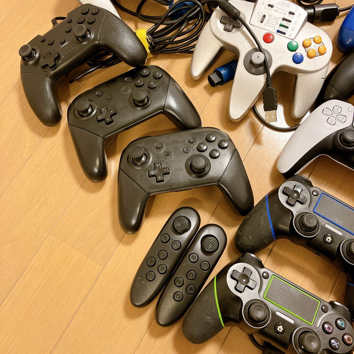 【ジャンク】コントローラー いろいろ 大量まとめ売り デュアルセンス PS4コントローラー プロコン ニンテンドー64 連射コン_画像5