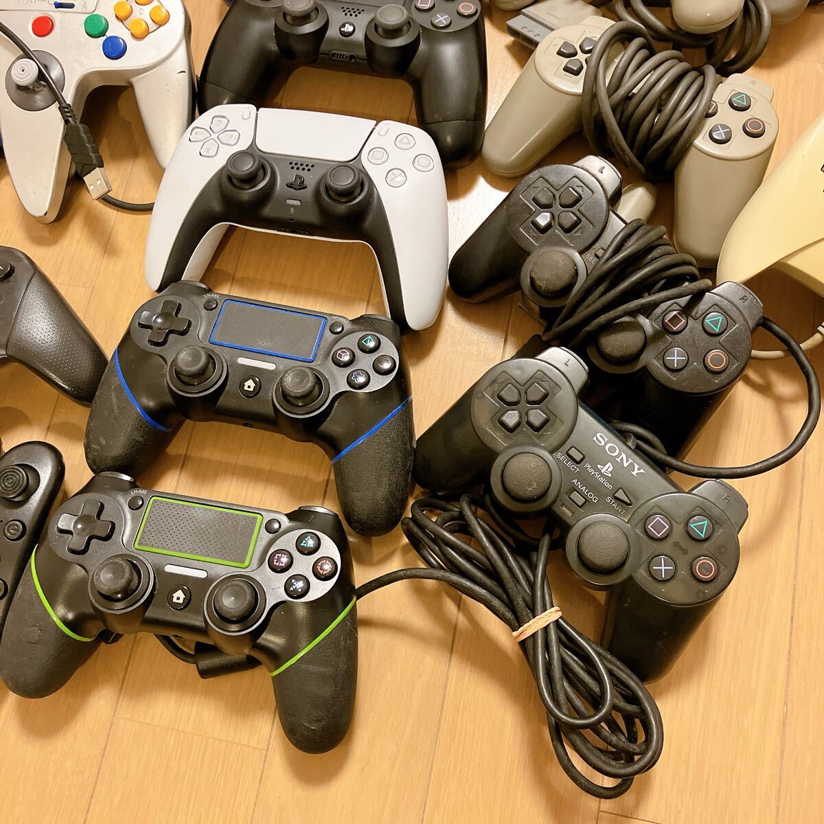 【ジャンク】コントローラー いろいろ 大量まとめ売り デュアルセンス PS4コントローラー プロコン ニンテンドー64 連射コン_画像6
