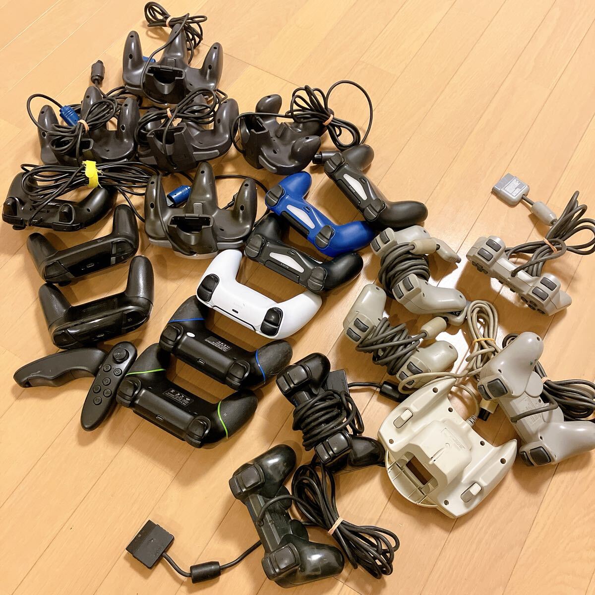 【ジャンク】コントローラー いろいろ 大量まとめ売り デュアルセンス PS4コントローラー プロコン ニンテンドー64 連射コン_画像7