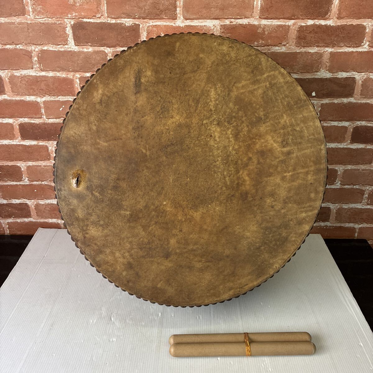 [ утиль ] традиционные японские музыкальные инструменты японский барабан музыкальные инструменты flat futoshi тамбурин без тарелочек диаметр примерно 57cm трещина есть flat futoshi тамбурин без тарелочек времена предмет подлинная вещь масса примерно 4.8kg палочки есть 