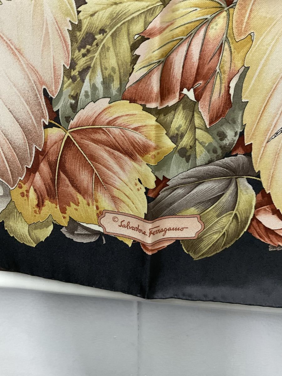 .NI353-60* Salvatore Ferragamo Salvatore Ferragamo животное животное рисунок птица шелк 100 шарф коробка есть 